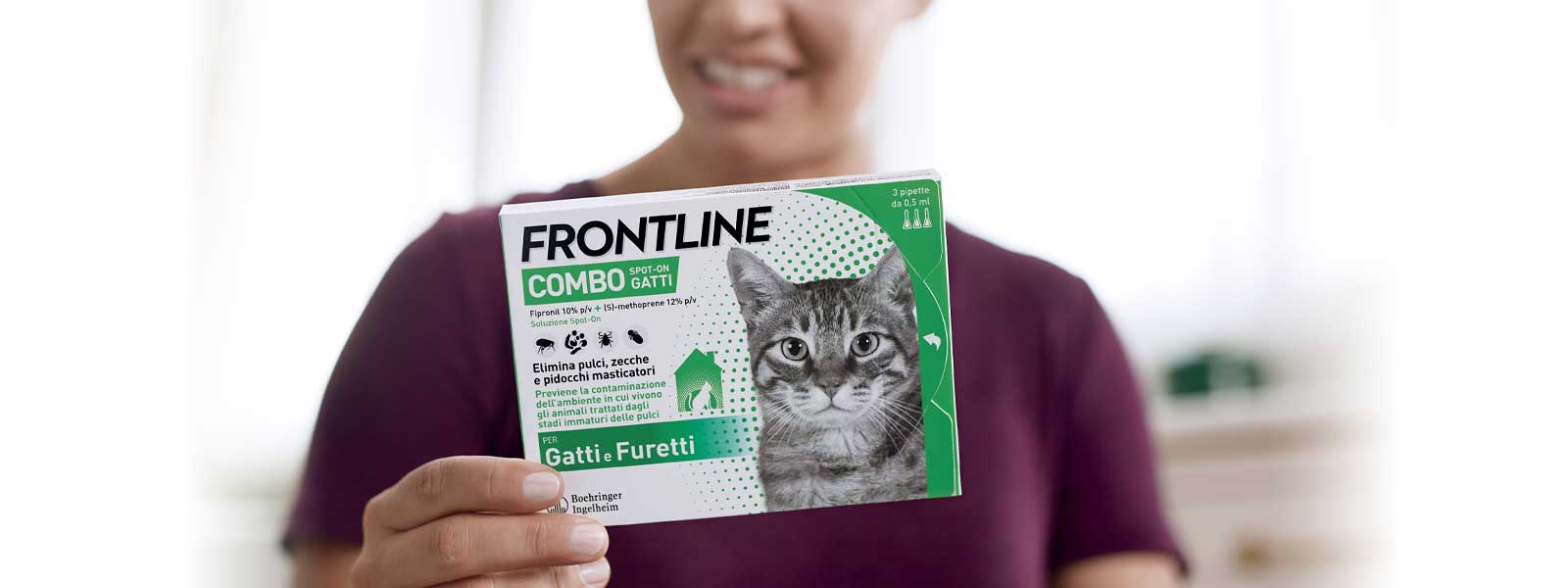 Persona che tiene in mano Frontline Combo Gatti 3 pipette per uso antiparassitario