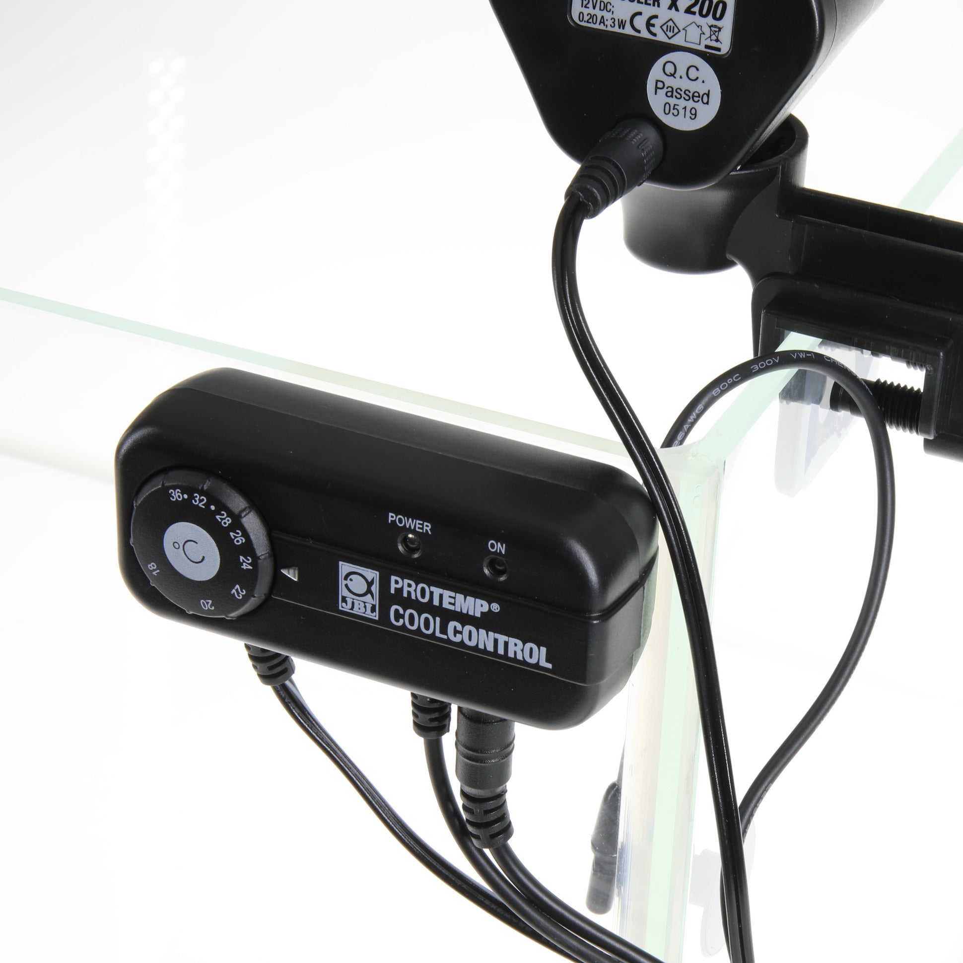 JBL ProTemp Cool Control installazione su vetro con staffa a vite e cablaggi 12V collegati