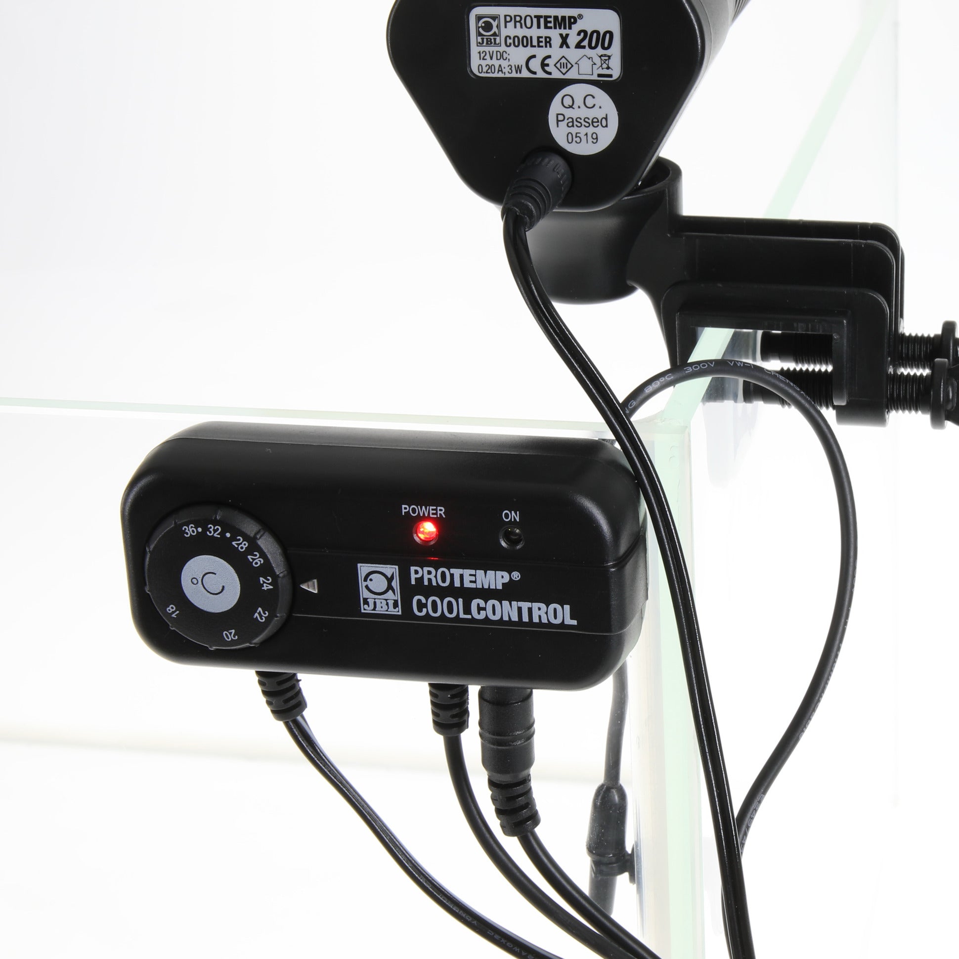 JBL ProTemp Cool Control vista laterale con selettore temperatura, LED di stato e ventola in funzione