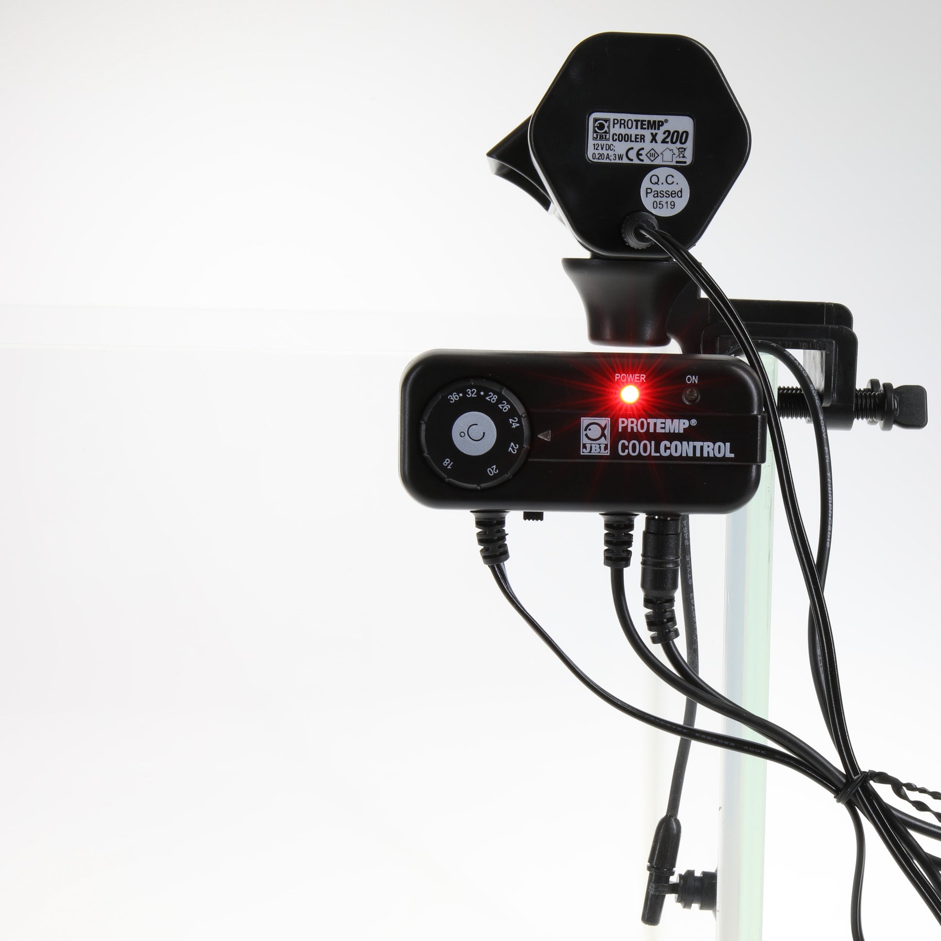 BL ProTemp Cool Control installato su acquario con ventola Cooler X200 collegata e LED acceso