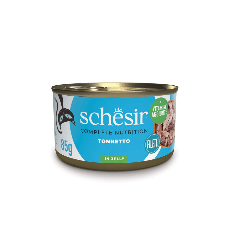 Schesir umido gatto adulto 85g con tonnetto in gelatina, lattina azzurra con filetti visibili e vitamine